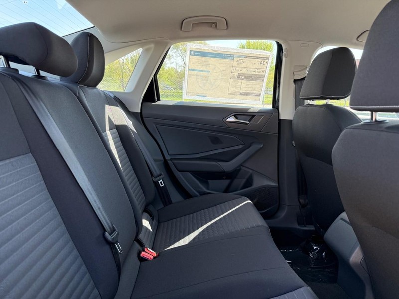 Volkswagen Jetta Vehicle Full-screen Gallery Image 5