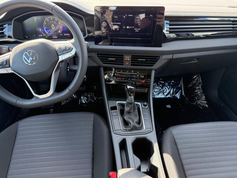 Volkswagen Jetta Vehicle Full-screen Gallery Image 6