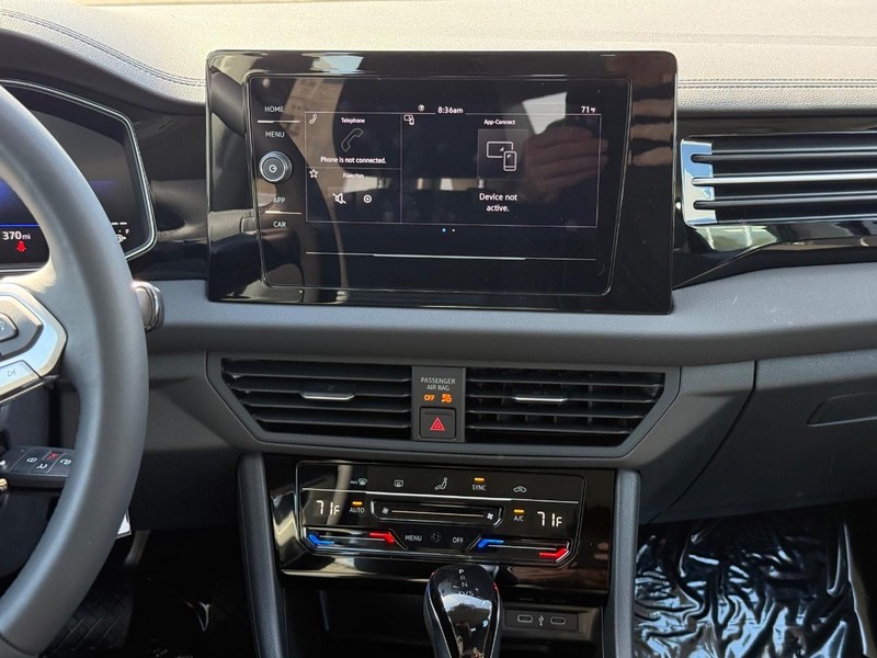 Volkswagen Jetta Vehicle Full-screen Gallery Image 7