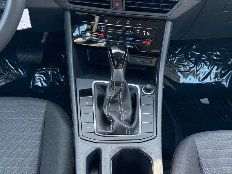 Volkswagen Jetta Vehicle Full-screen Gallery Image 8