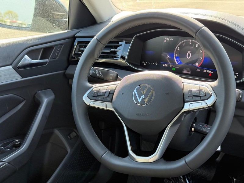 Volkswagen Jetta Vehicle Full-screen Gallery Image 9