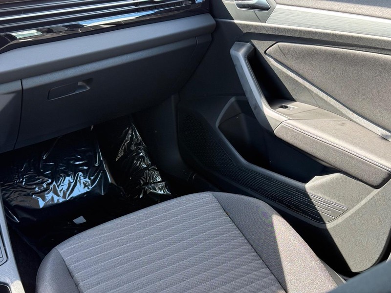 Volkswagen Jetta Vehicle Full-screen Gallery Image 10
