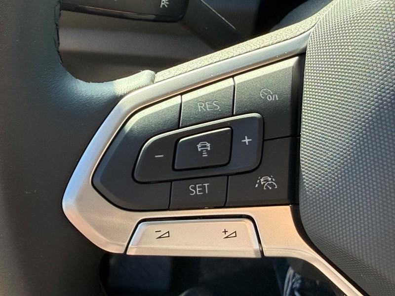 Volkswagen Jetta Vehicle Full-screen Gallery Image 11
