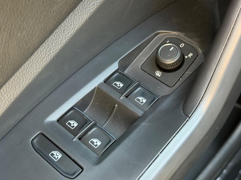Volkswagen Jetta Vehicle Full-screen Gallery Image 14