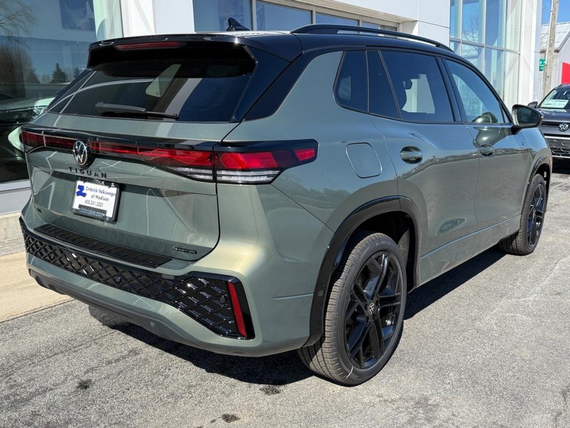 Volkswagen Tiguan Vehicle Full-screen Gallery Image 3