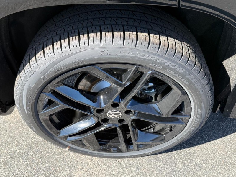 Volkswagen Tiguan Vehicle Full-screen Gallery Image 4