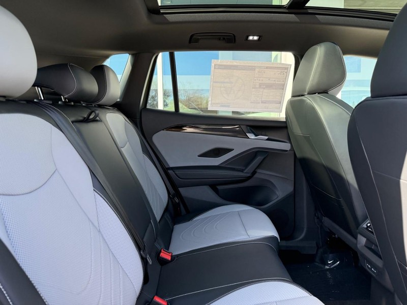 Volkswagen Tiguan Vehicle Full-screen Gallery Image 5