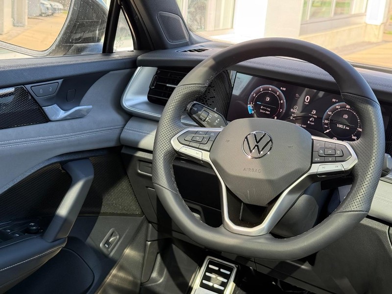 Volkswagen Tiguan Vehicle Full-screen Gallery Image 8