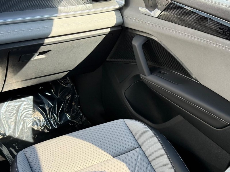Volkswagen Tiguan Vehicle Full-screen Gallery Image 9