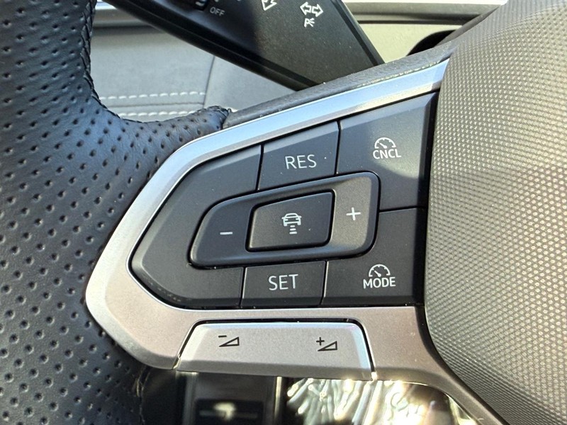Volkswagen Tiguan Vehicle Full-screen Gallery Image 10