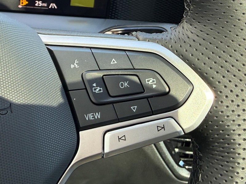 Volkswagen Tiguan Vehicle Full-screen Gallery Image 11
