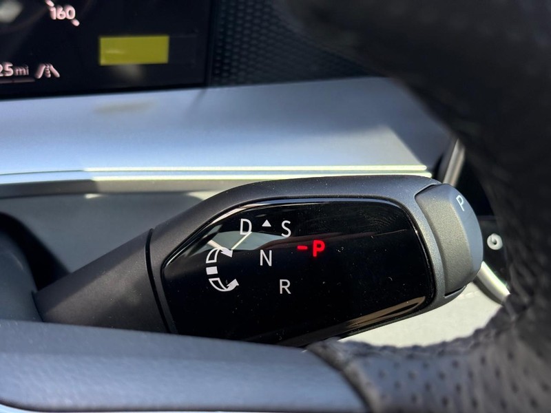 Volkswagen Tiguan Vehicle Full-screen Gallery Image 12