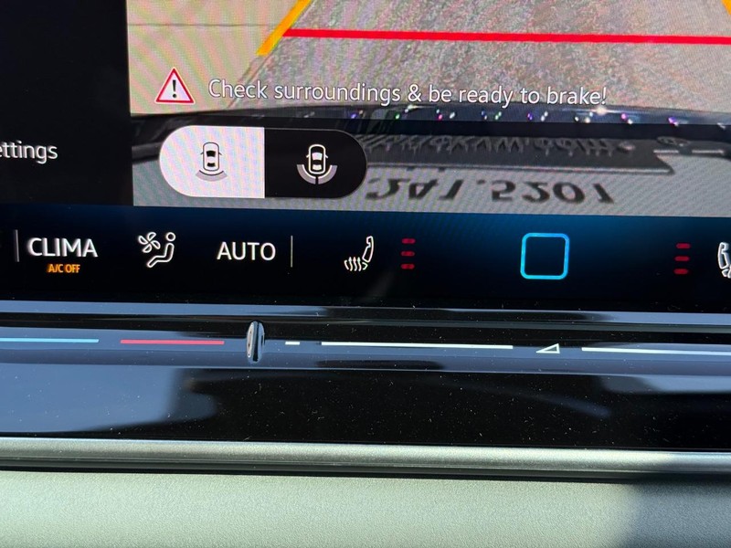 Volkswagen Tiguan Vehicle Full-screen Gallery Image 14