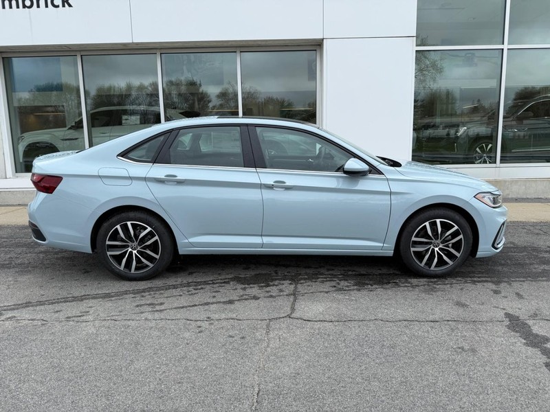 Volkswagen Jetta Vehicle Full-screen Gallery Image 2