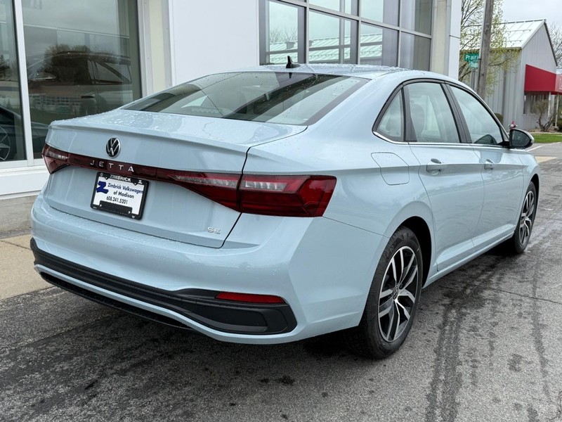 Volkswagen Jetta Vehicle Full-screen Gallery Image 3