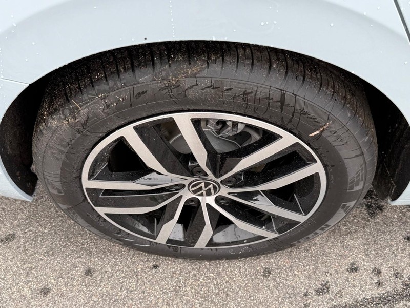 Volkswagen Jetta Vehicle Full-screen Gallery Image 4