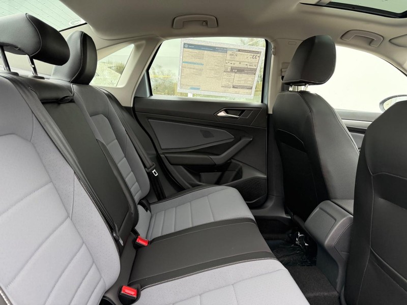 Volkswagen Jetta Vehicle Full-screen Gallery Image 5