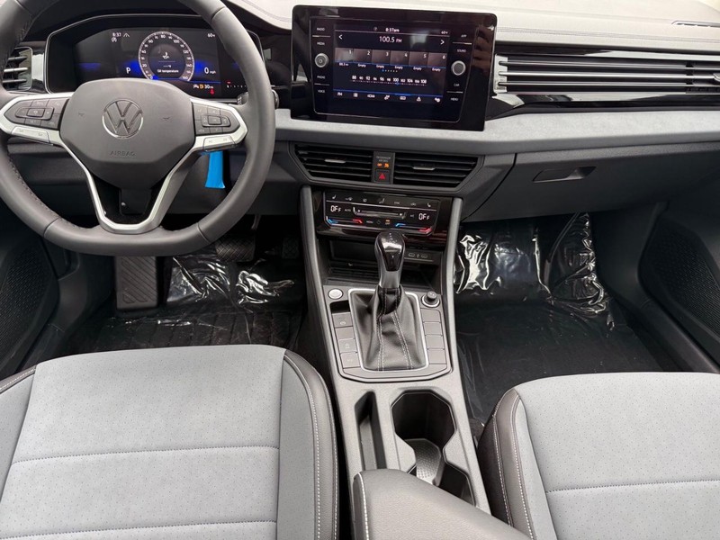 Volkswagen Jetta Vehicle Full-screen Gallery Image 6