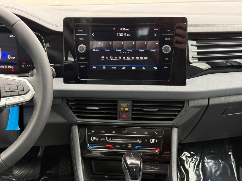 Volkswagen Jetta Vehicle Full-screen Gallery Image 7
