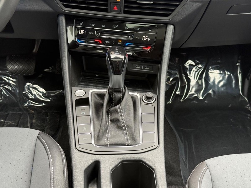 Volkswagen Jetta Vehicle Full-screen Gallery Image 8