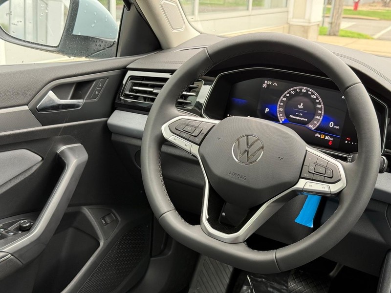 Volkswagen Jetta Vehicle Full-screen Gallery Image 9