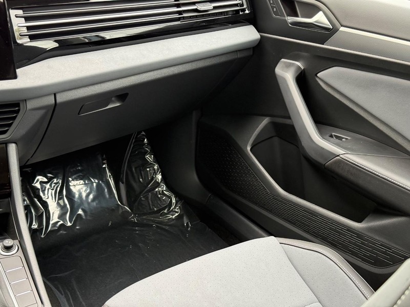 Volkswagen Jetta Vehicle Full-screen Gallery Image 10