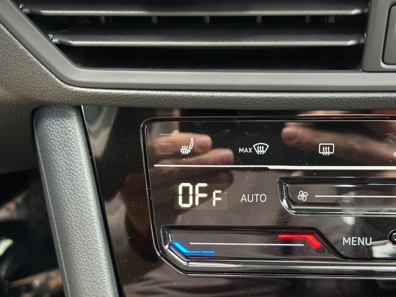 Volkswagen Jetta Vehicle Full-screen Gallery Image 14