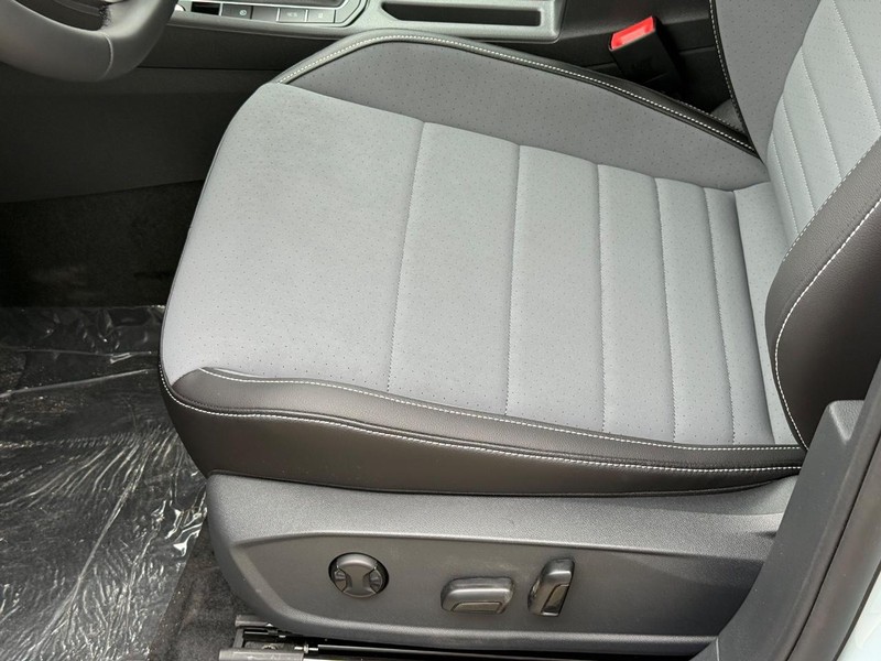 Volkswagen Jetta Vehicle Full-screen Gallery Image 16