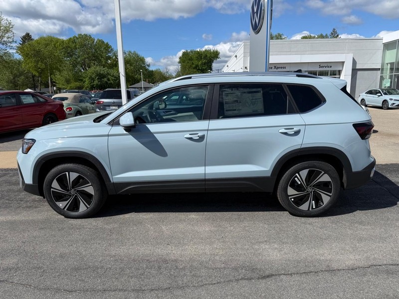 Volkswagen Taos Vehicle Full-screen Gallery Image 2