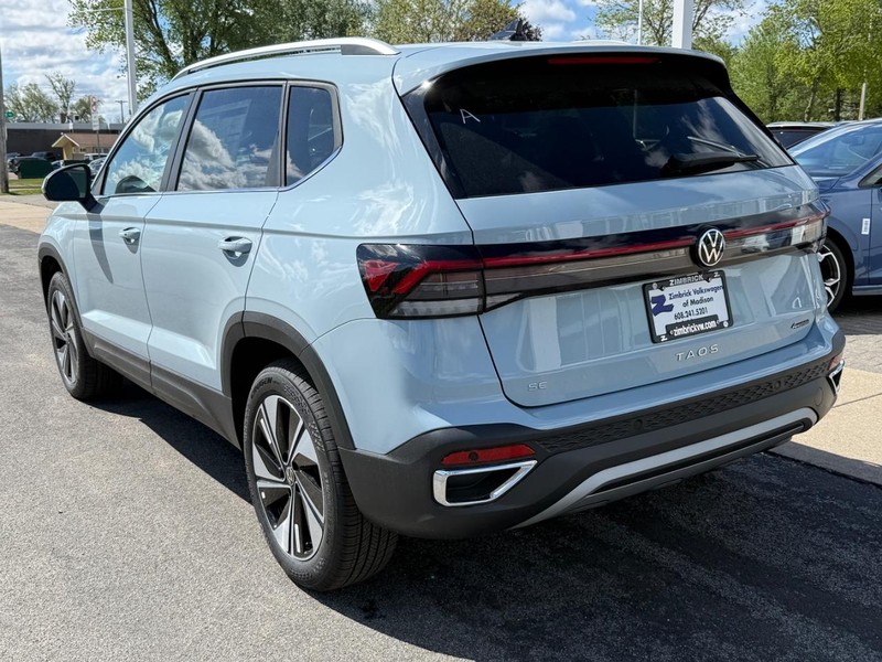 Volkswagen Taos Vehicle Full-screen Gallery Image 3