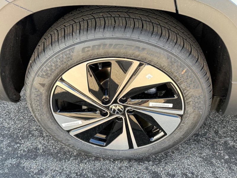 Volkswagen Taos Vehicle Full-screen Gallery Image 4