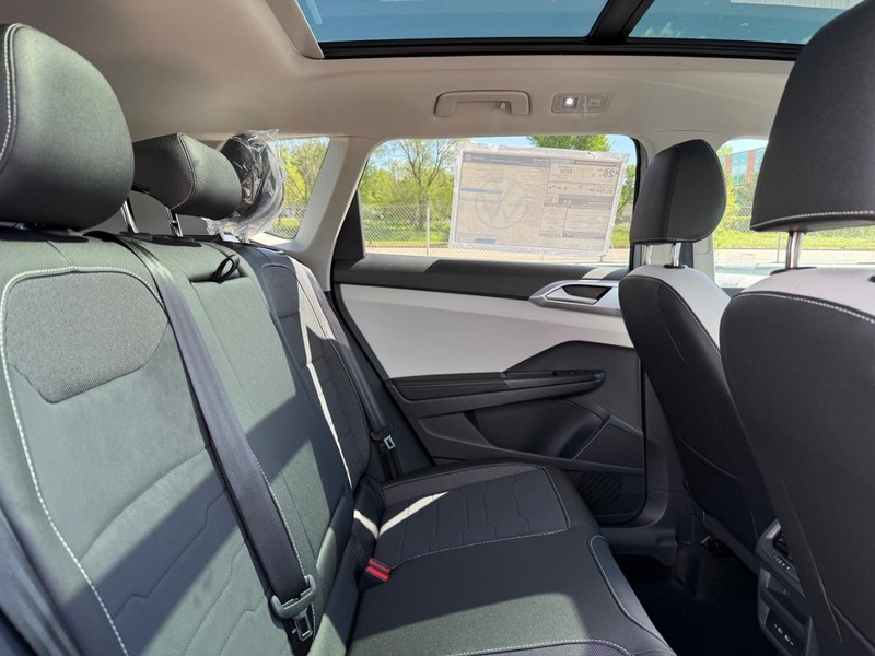 Volkswagen Taos Vehicle Full-screen Gallery Image 5
