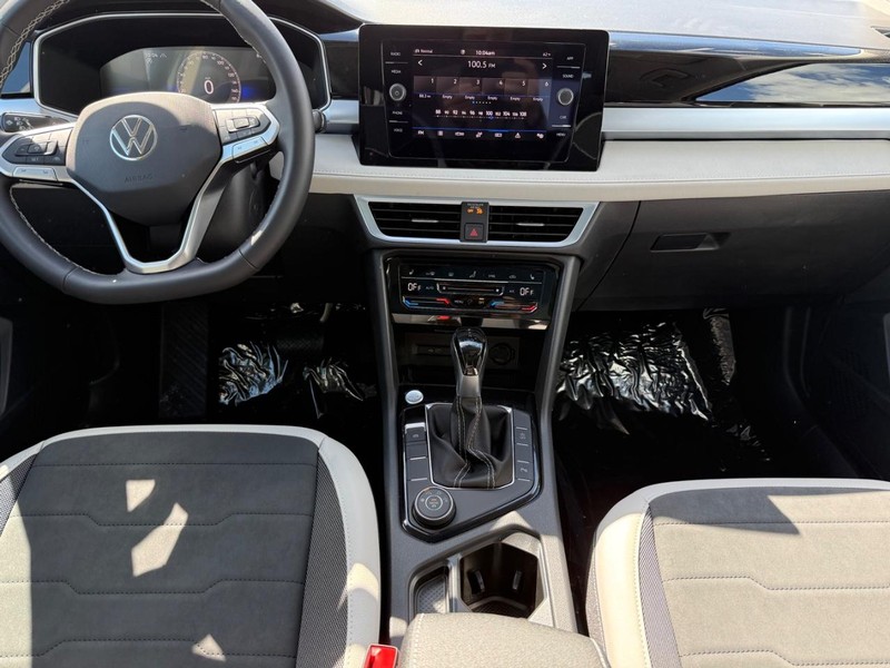 Volkswagen Taos Vehicle Full-screen Gallery Image 6