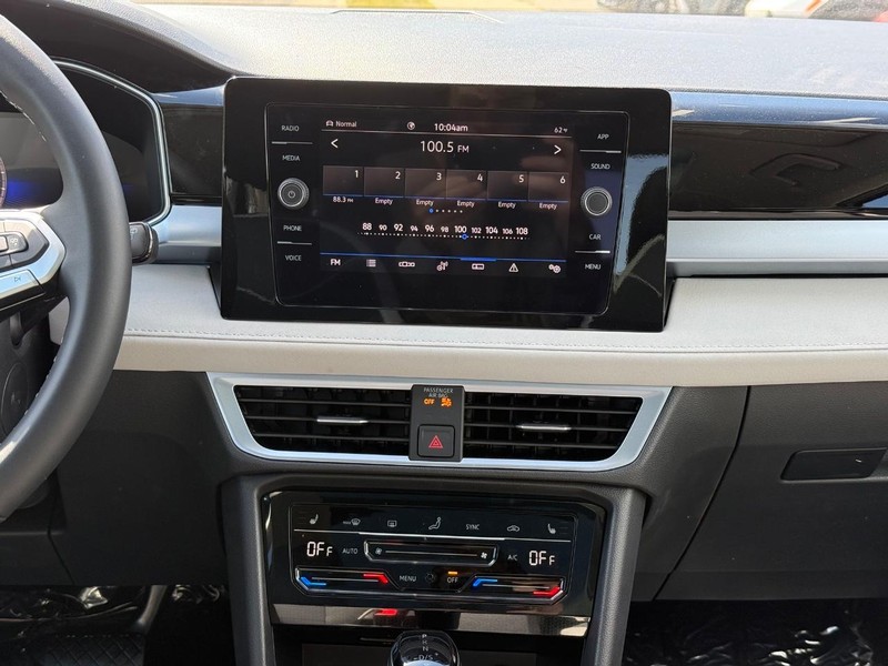Volkswagen Taos Vehicle Full-screen Gallery Image 8