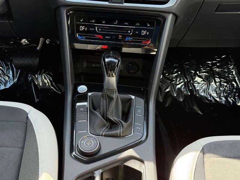 Volkswagen Taos Vehicle Full-screen Gallery Image 9