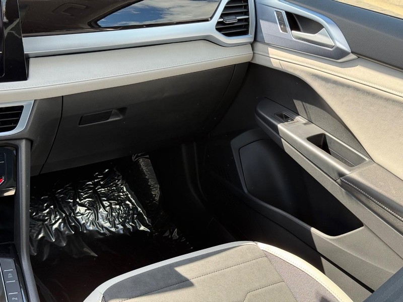 Volkswagen Taos Vehicle Full-screen Gallery Image 11
