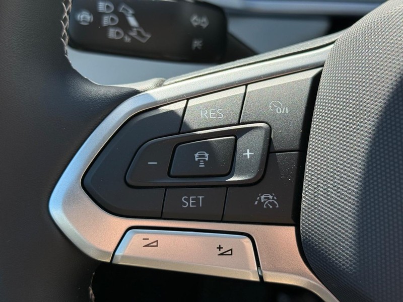 Volkswagen Taos Vehicle Full-screen Gallery Image 12