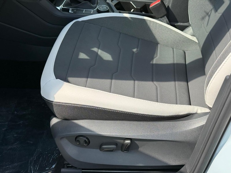 Volkswagen Taos Vehicle Full-screen Gallery Image 17