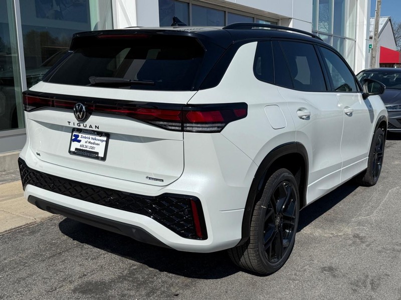 Volkswagen Tiguan Vehicle Full-screen Gallery Image 3