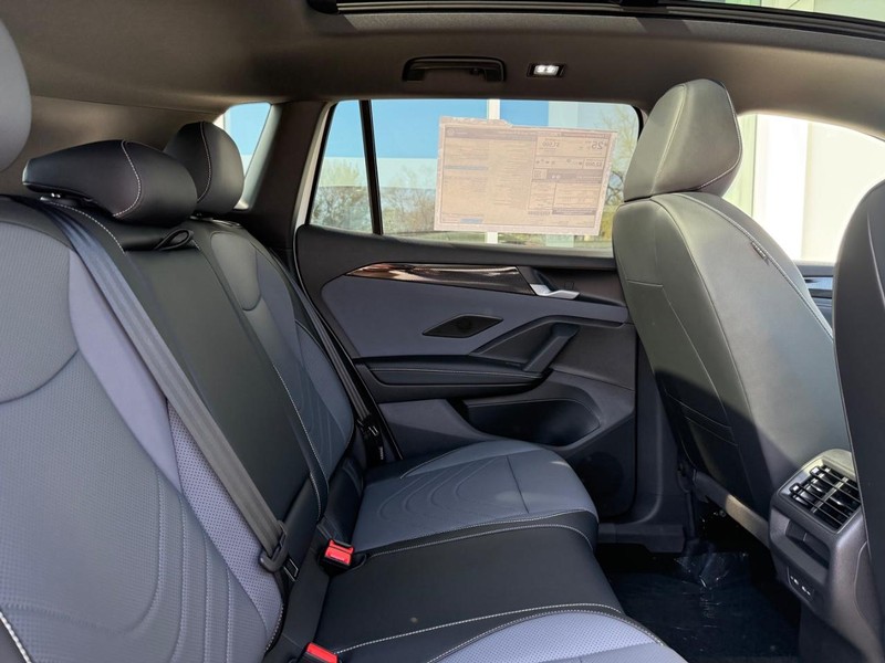 Volkswagen Tiguan Vehicle Full-screen Gallery Image 5