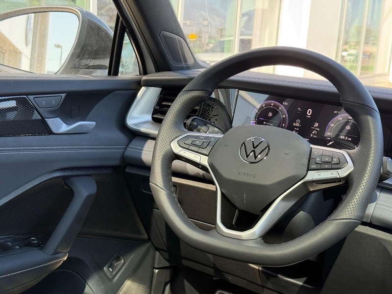 Volkswagen Tiguan Vehicle Full-screen Gallery Image 8