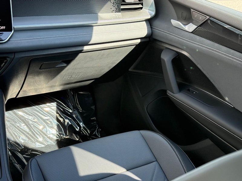 Volkswagen Tiguan Vehicle Full-screen Gallery Image 9