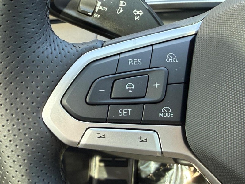 Volkswagen Tiguan Vehicle Full-screen Gallery Image 10