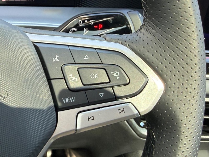 Volkswagen Tiguan Vehicle Full-screen Gallery Image 11