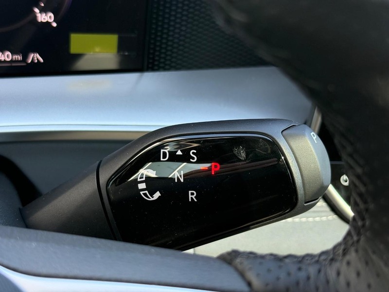 Volkswagen Tiguan Vehicle Full-screen Gallery Image 12