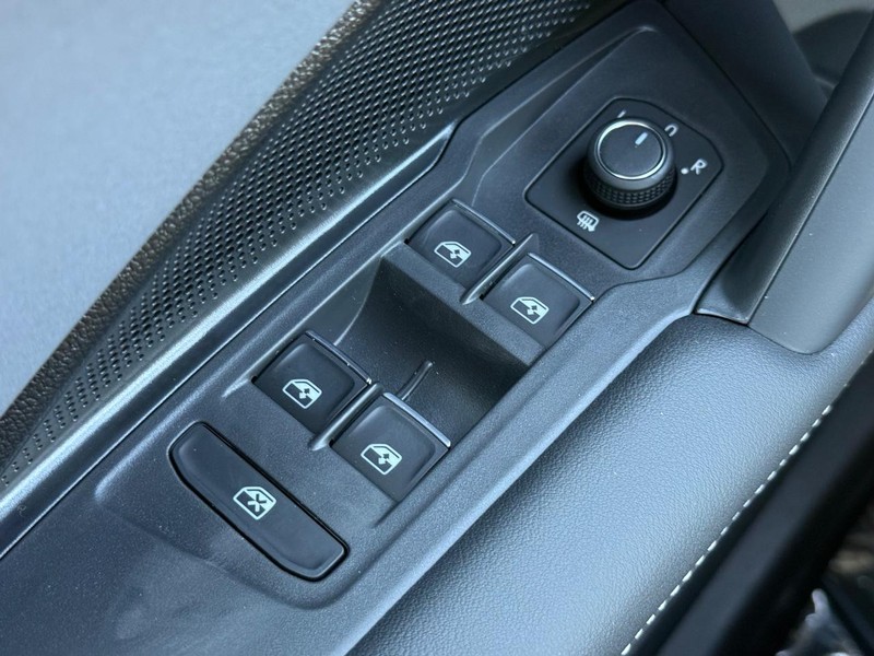 Volkswagen Tiguan Vehicle Full-screen Gallery Image 15