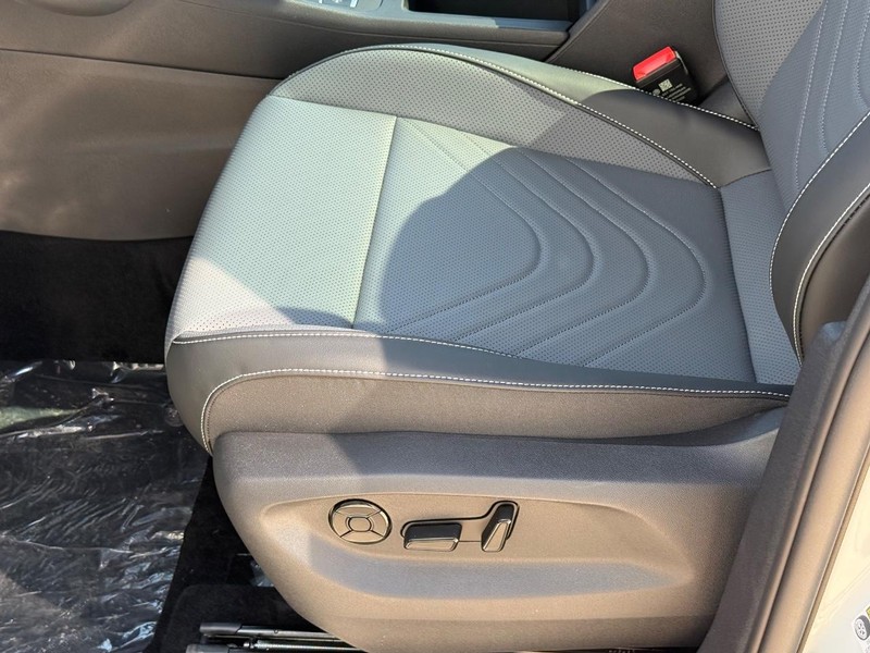 Volkswagen Tiguan Vehicle Full-screen Gallery Image 16