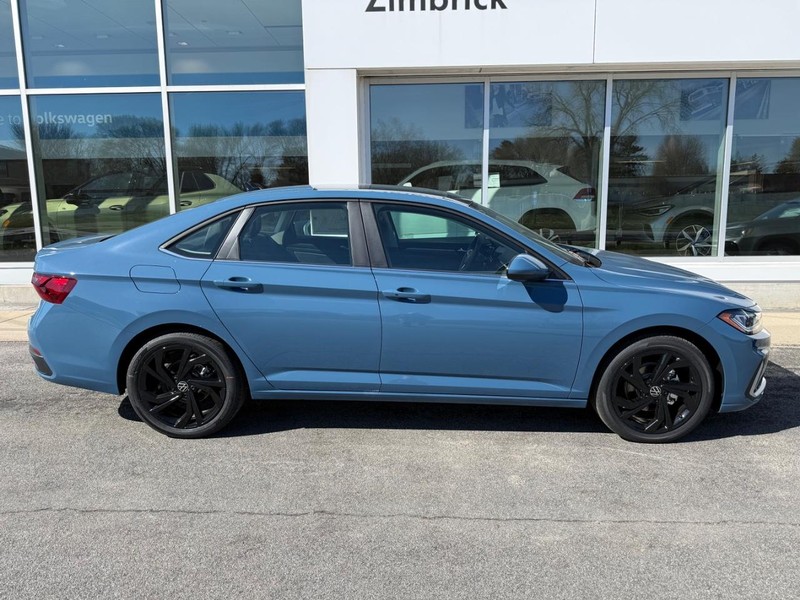 Volkswagen Jetta Vehicle Full-screen Gallery Image 2