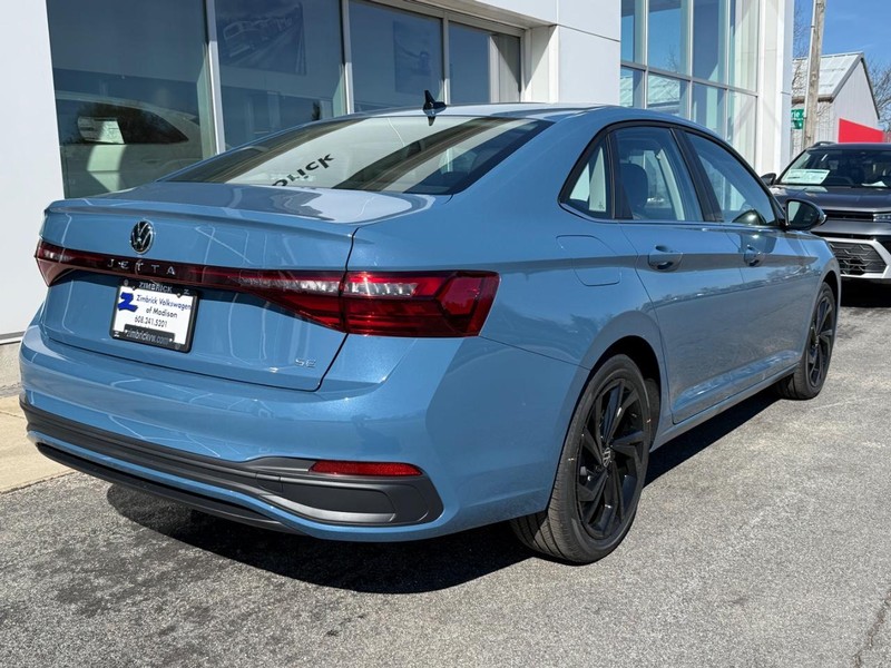 Volkswagen Jetta Vehicle Full-screen Gallery Image 3