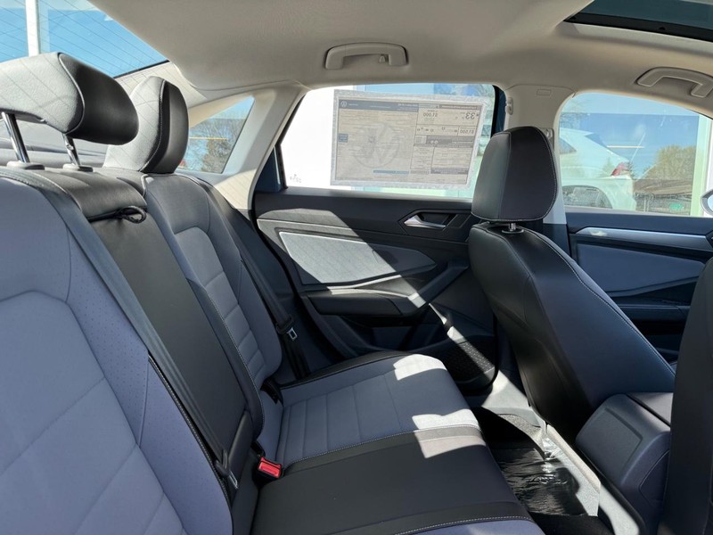 Volkswagen Jetta Vehicle Full-screen Gallery Image 5